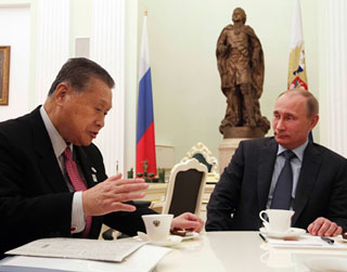 Cựu Thủ tướng Nhật Yoshiro Mori (trái) và Tổng thống Putin trong cuộc gặp tại điện Kremlin ngày 21.2